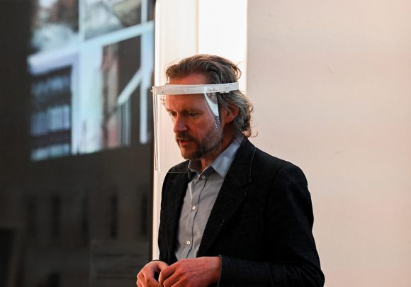 Xaver Egger hält einen Vortrag auf der Veranstaltung "Fassaden & Dächer" von Elemente Materialforum.