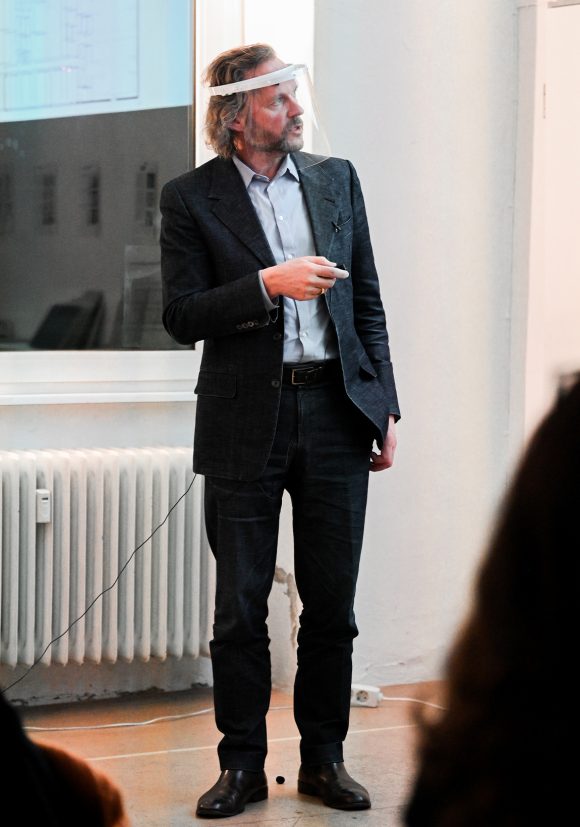 Xaver Egger hält einen Vortrag auf der Veranstaltung "Fassaden & Dächer" von Elemente Materialforum.