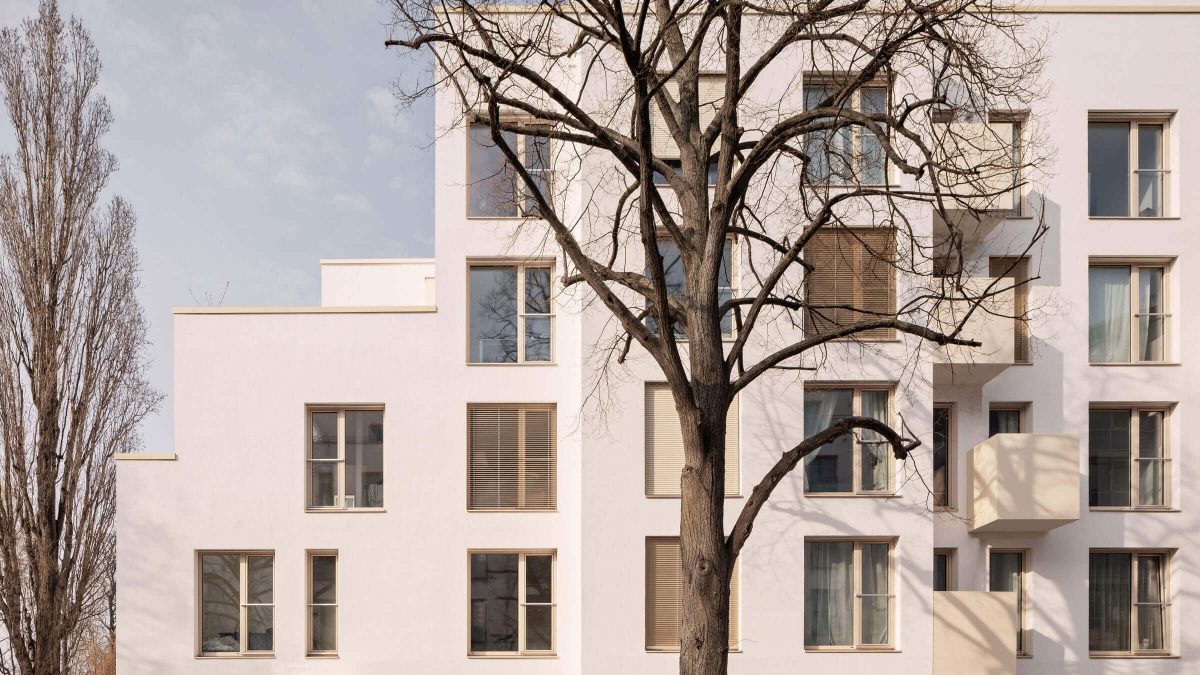 Fassade mit Balkonen und abgetreppten Baukörper des Wohngebäudes Mühenstraße in Berlin.