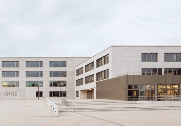 Vorplatz der Gustav-Heinemann-Gesamtschule in Essen.