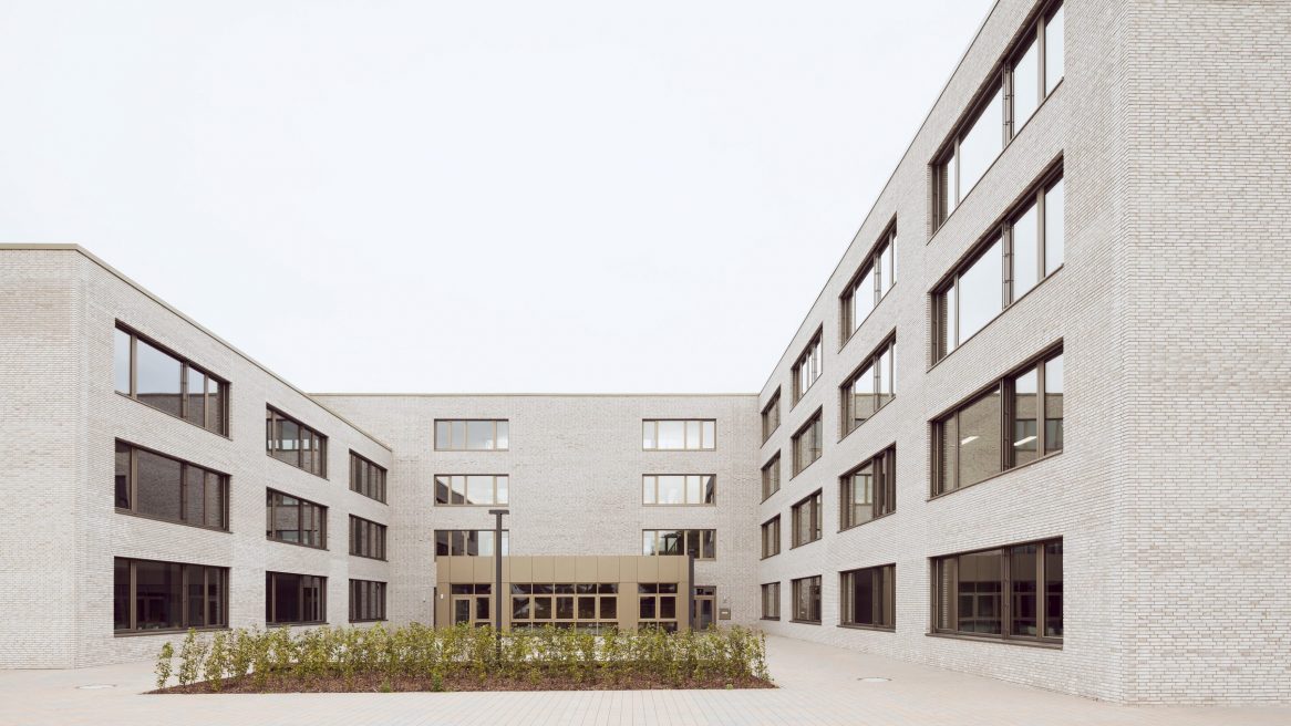 Seitenfassade der Gustav-Heinemann-Gesamtschule in Essen.