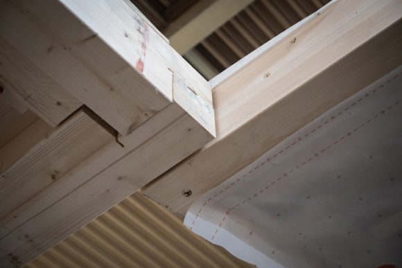 Detail der vorgefertigten Holzmodule im Werk für Wohnprojekte von Sehw.