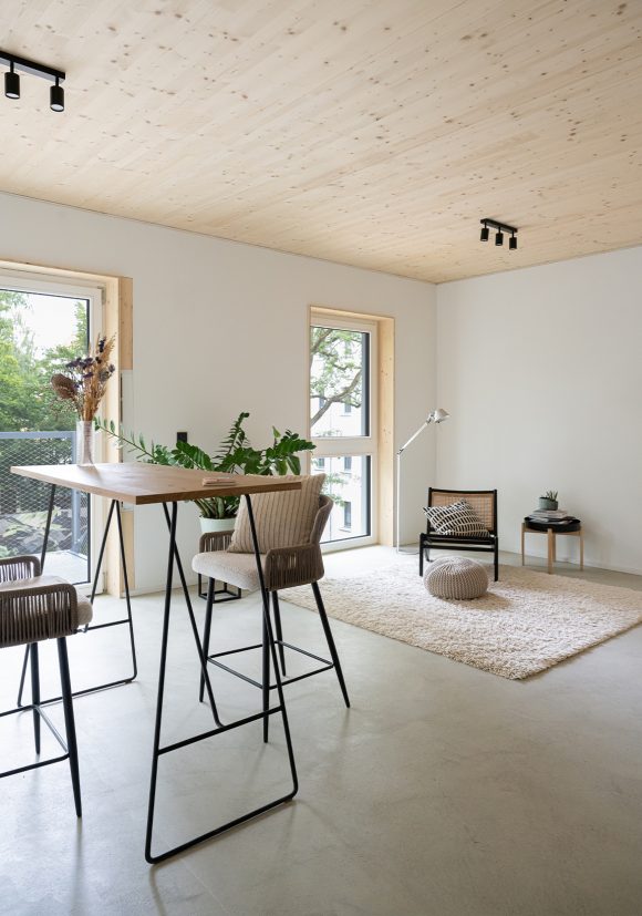 Innenaufnahme einer Wohnung im Moduler Wohnungsbau aus Holz in Berlin.