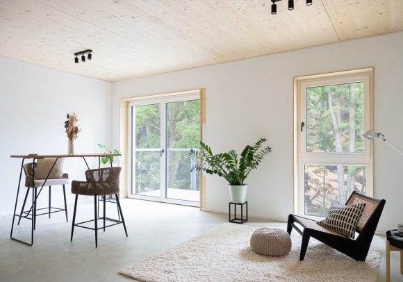 Innenaufnahme einer Wohnung im Moduler Wohnungsbau aus Holz in Berlin.