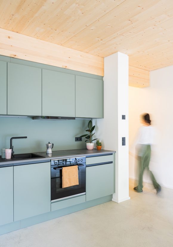 Innenaufnahme einer Wohnung im Moduler Wohnungsbau aus Holz in Berlin.