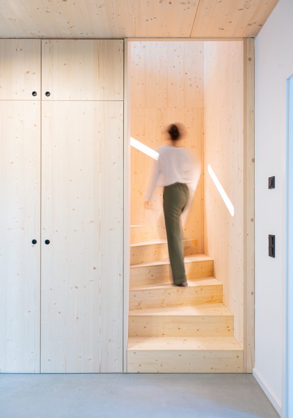 Innenaufnahme einer Wohnung im Moduler Wohnungsbau aus Holz in Berlin.