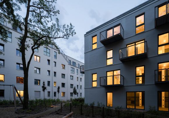 Nachtaufnahme eines modularen Wohnungsbaus aus Holz in Berlin.