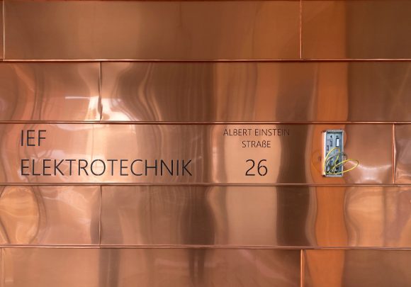 Schriftzug am Eingang des Neubaus des Instituts für Elektrotechnik der Universität in Rostock mit seiner bronzenen Kupferfassade.