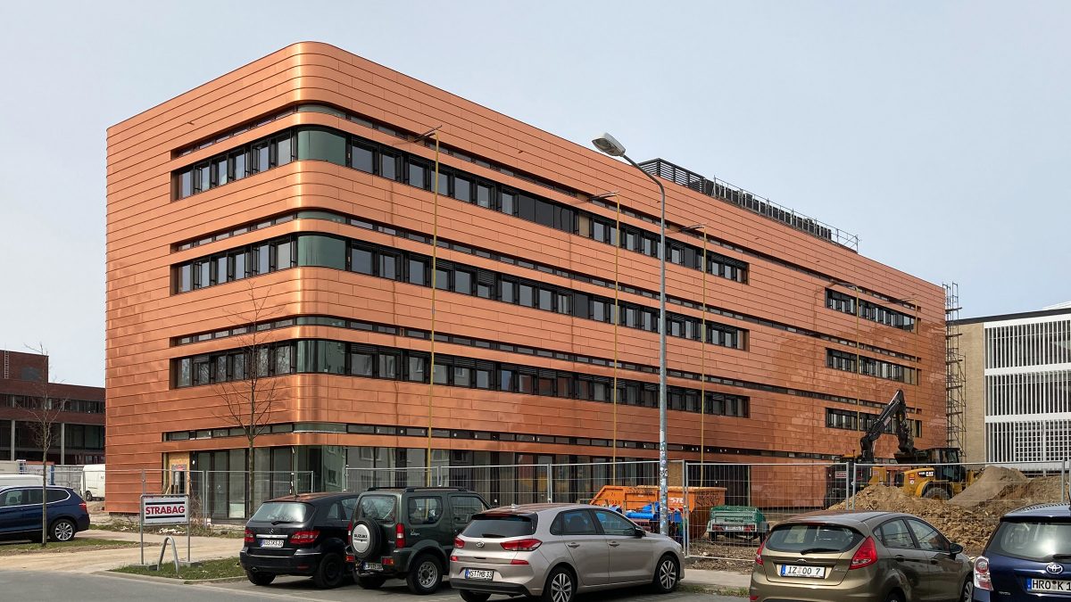 Neubau des Instituts für Elektrotechnik der Universität in Rostock mit seiner brozenen Kupferfassade.