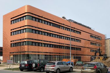 Neubau des Instituts für Elektrotechnik der Universität in Rostock mit seiner brozenen Kupferfassade.