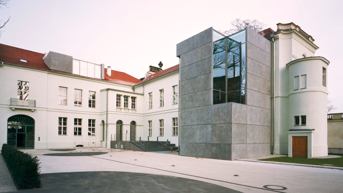 Vorplatz mit Altbau und Erweiterungsbau mit Betonfassade des Ministerium des Inneren in Potsdam.