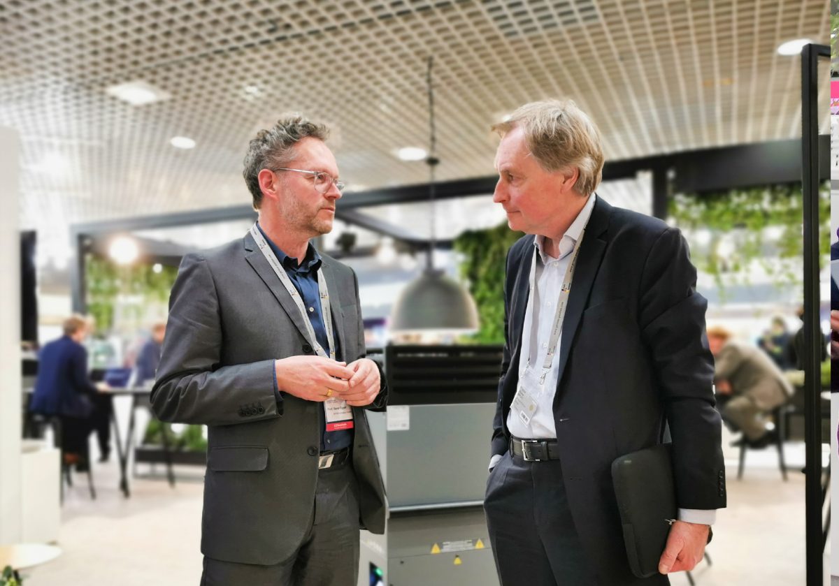 Xaver Egger im Gespräch mit einem Gast bei der MIPIM 2022 in Cannes.