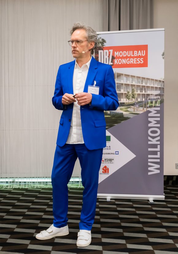 Prof. Xaver Egger als Redner auf dem Modulbaukongress in Dortmund.