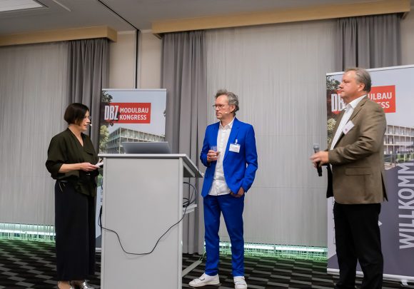 Prof. Xaver Egger als Redner auf dem Modulbaukongress in Dortmund.