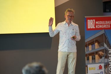 Prof. Xaver Egger auf dem Modulbaukongress