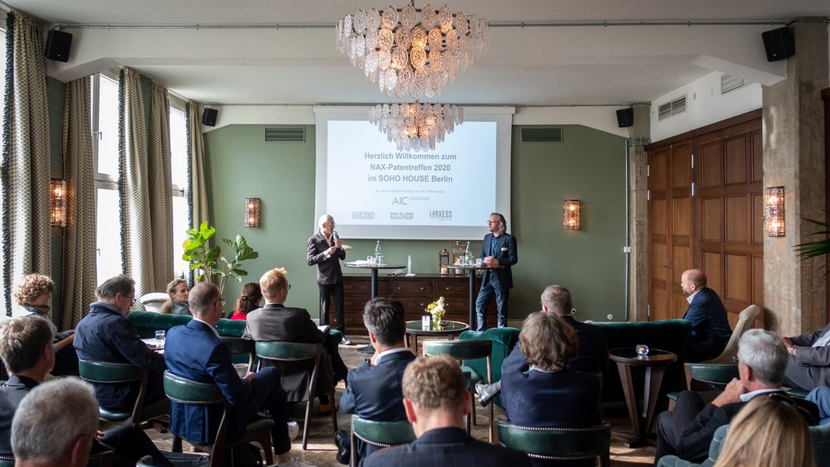 Xaver Egger hält einen Vortrag beim Patentreffen im Rahmen des NAX Online-Seminars 2020 im Soho House Berlin.