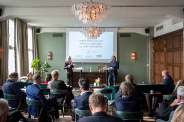 Xaver Egger hält einen Vortrag beim Patentreffen im Rahmen des NAX Online-Seminars 2020 im Soho House Berlin.