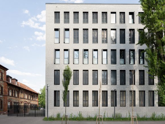 Klinkerfassade und Vorplatz des Polizeipräsidums karlsruhe