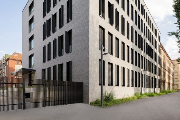 Klinkerfassade und Vorplatz des Polizeipräsidums karlsruhe
