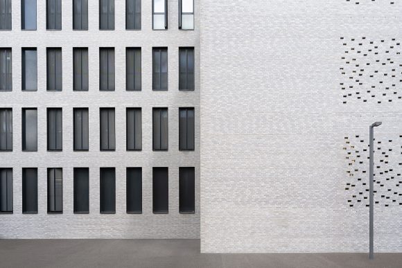 Klinkerfassade des Polizeipräsidums karlsruhe