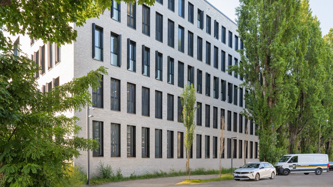 Vorplatz und Klinkerfassade des Polizeipräsidums karlsruhe