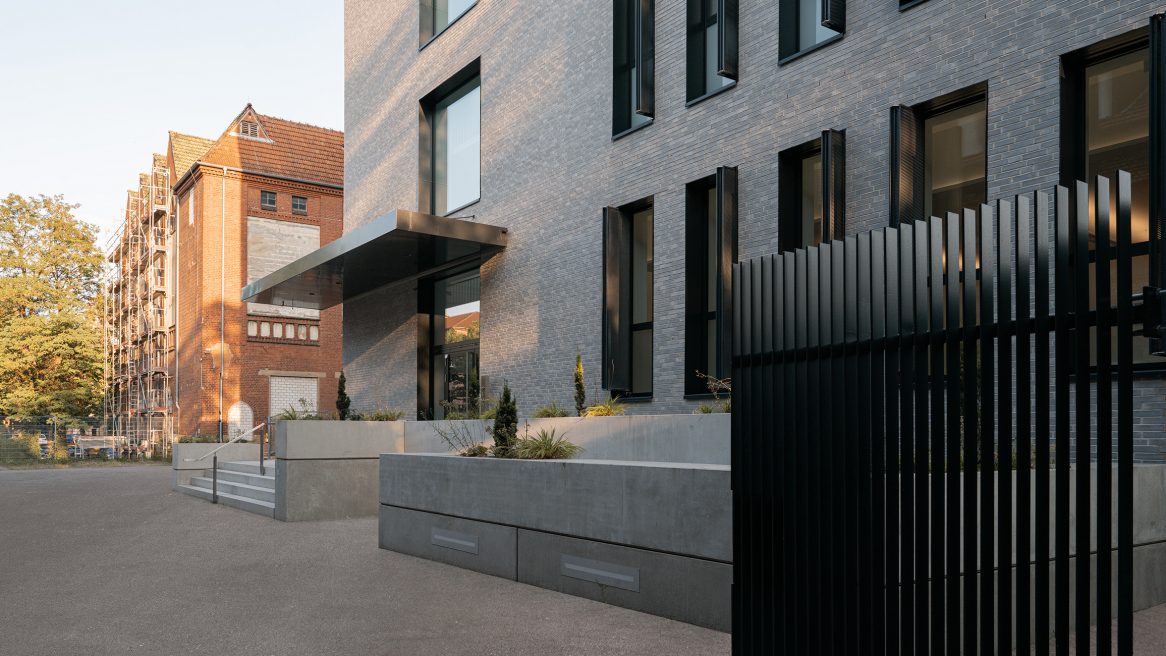 Vorplatz und Klinkerfassade des Polizeipräsidums karlsruhe
