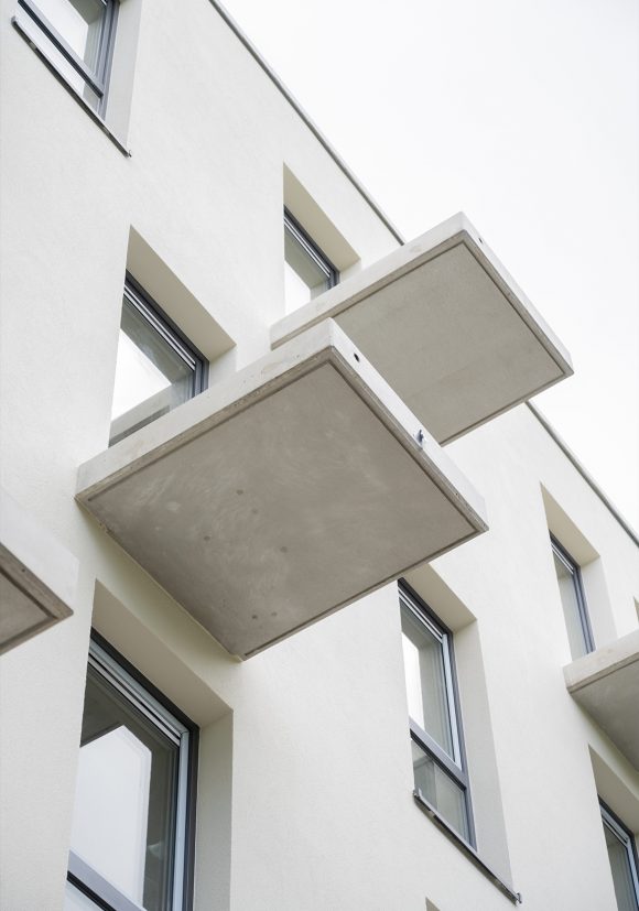 Detail der verspringenden Balkonen auf der Baustelle des Neubaus der Wohngemeinschaften und Appartments in Berlin.