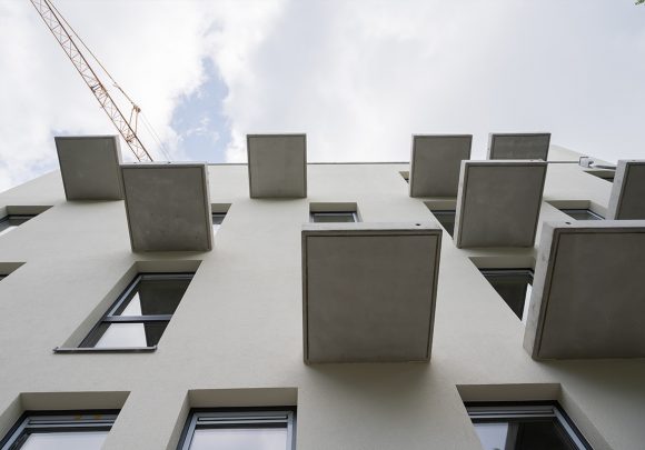 Detail der verspringenden Balkonen des Neubaus der Wohngemeinschaften und Appartments in Berlin.
