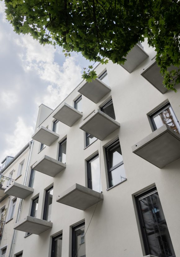 Die Fassade mit verspringenden Balkonen auf der Baustelle des Neubaus der Wohngemeinschaften und Appartments in Berlin.