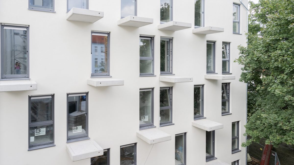 Die Fassade mit verspringenden Balkonen auf der Baustelle des Neubaus der Wohngemeinschaften und Appartments in Berlin.
