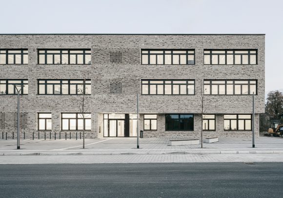 Vorderfassade des Inklusiven Schulzentrums in Döbern.