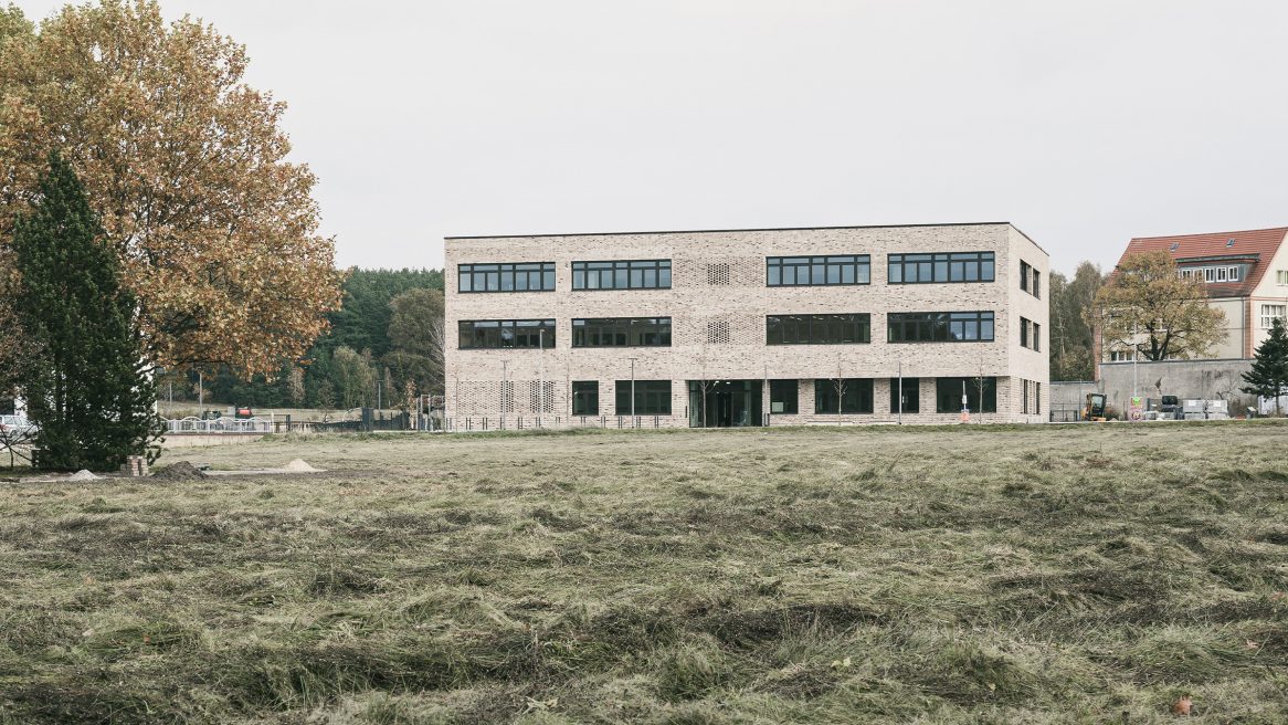 Seitenfassade und Grünfläche des Inklusiven Schulzentrums in Döbern.