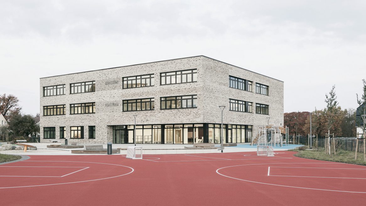 Fassade und Sportfläche des Inklusiven Schulzentrums in Döbern.
