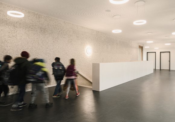 Treppenhaus und Schüler im Inklusiven Schulzentrum in Döbern.
