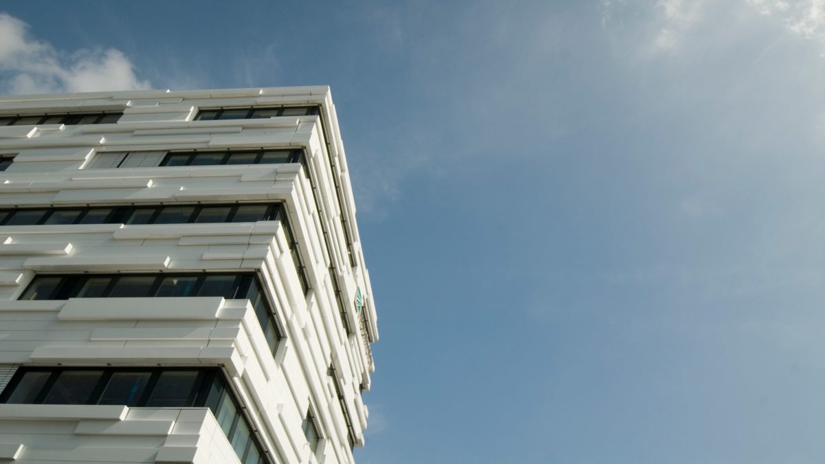 Profilierte weiße Aluminiumfassade des Fraunhofer Institut für sichere Informationstechnologie SIT in Darmstadt.