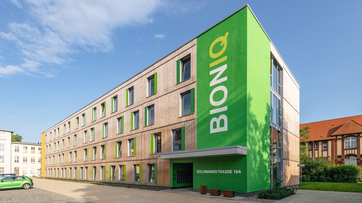 Fassade der Bioniq Apartments in Greifswald.