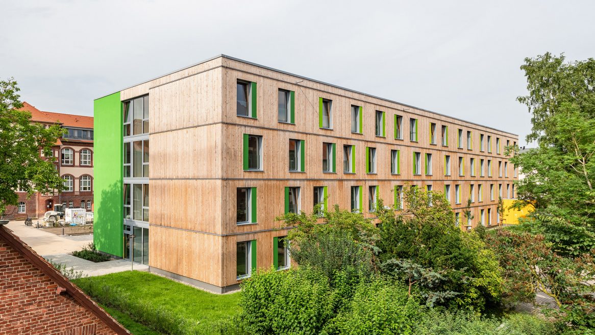 Fassade und Umgebung der Bioniq Apartments in Greifswald.