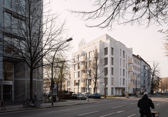 Das Wohngebäude Mühlenstraße in Berlin im Kontext der Nachbarbebauungen.