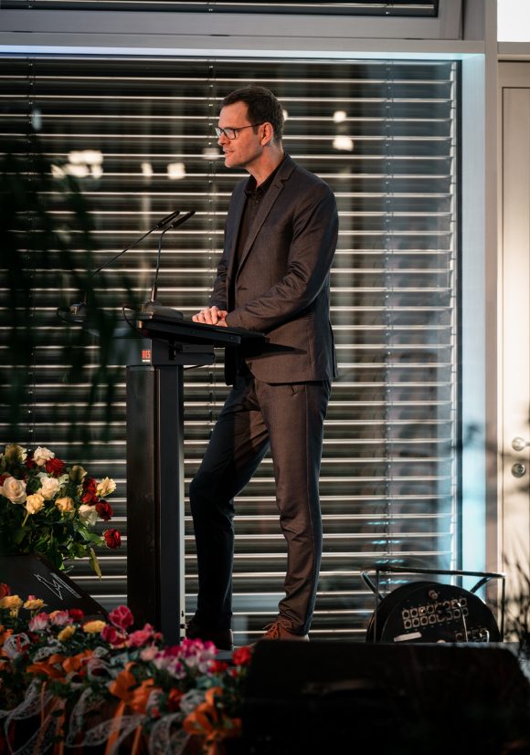 Hendrik Rieger auf der Bühne bei der Einweihungsfeier des Schulzentrums in Döbern.