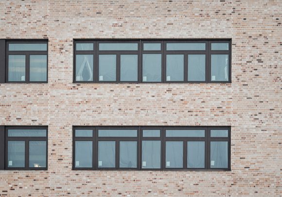 Klinkerfassade auf der Baustelle des Inklusiven Schulzentrums in Döbern.
