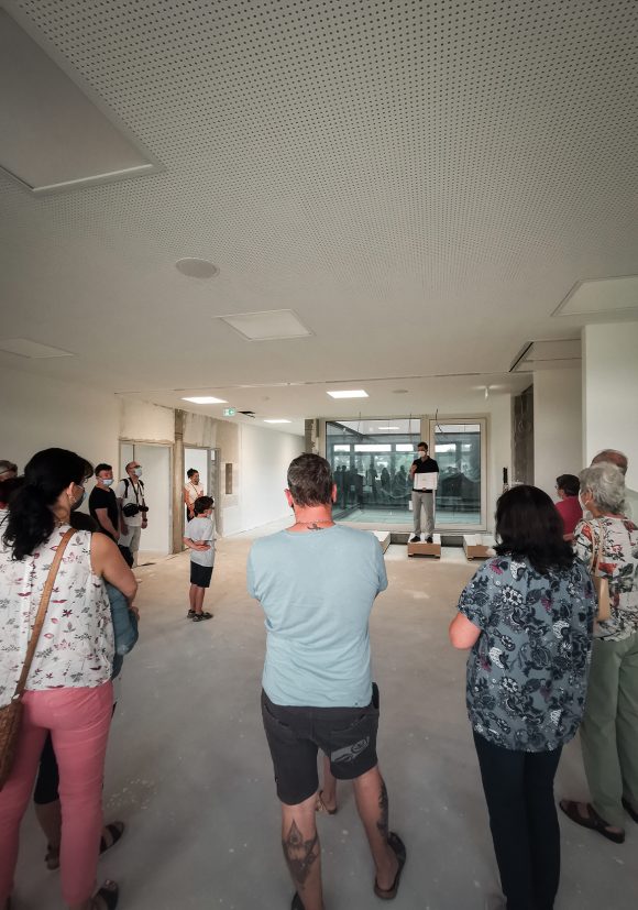 Hendrik Rieger von Sehw Architektur und die Gäste im Inklusiven Schulzentrum am Tag der Architektur 2021.