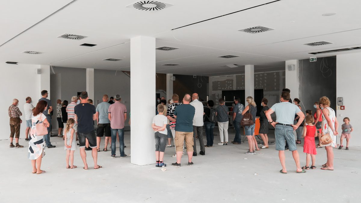 Hendrik Rieger von Sehw Architektur und die Gäste im Inklusiven Schulzentrum am Tag der Architektur 2021.