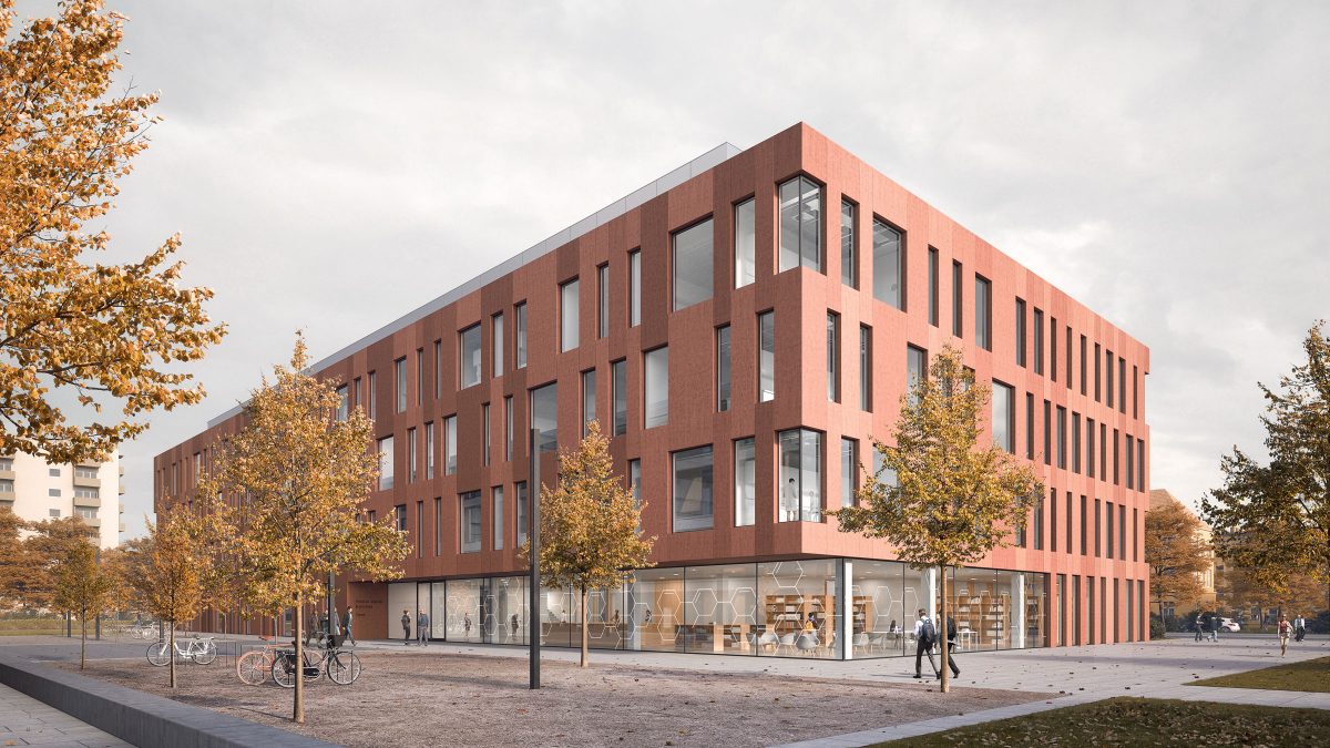 vorgelagerter Campusplatz des Neubaus der Chemie der TU Braunschweig mit seinem offenen Erdgeschoss und gewebter roter Sichtbetonfassade.