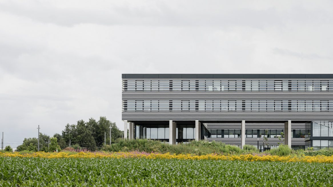 Blick auf die Fassade des Verwaltungsgebäudes für die Leitwerk GmbH in Augsburg.