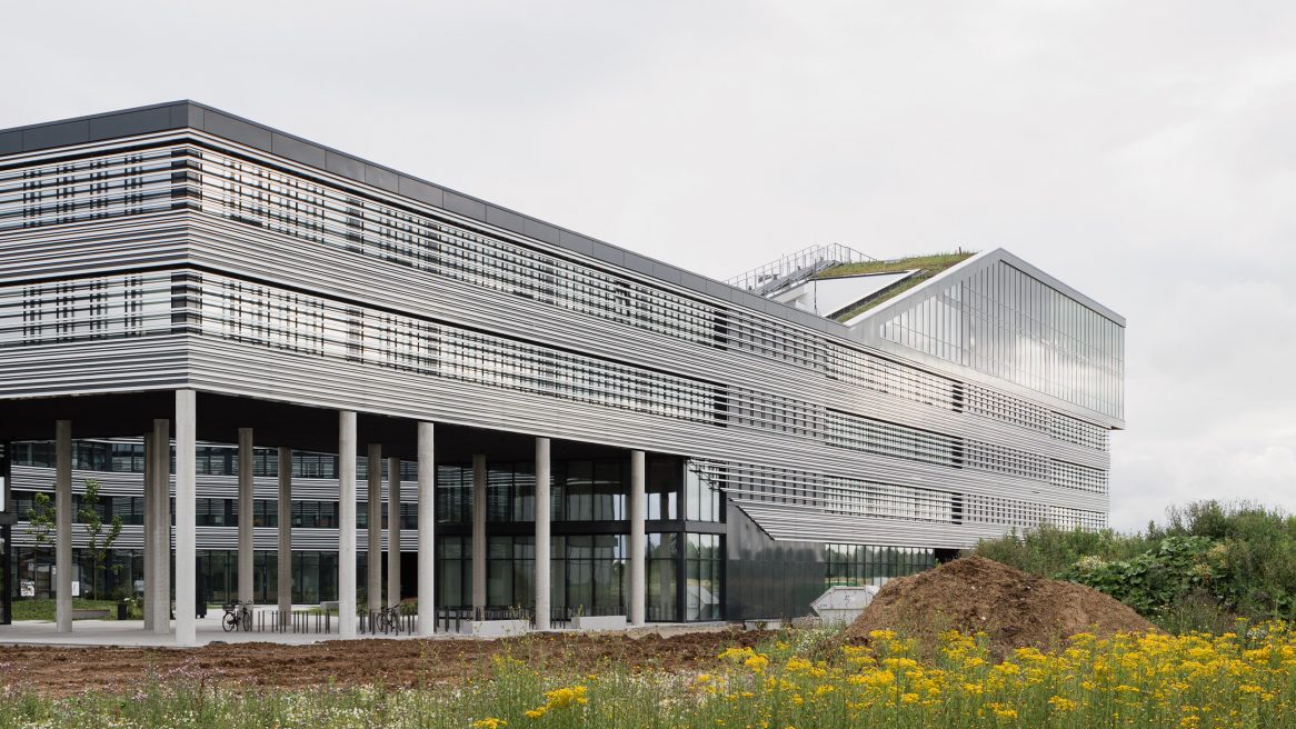 Blick auf die Fassade des Verwaltungsgebäudes für die Leitwerk GmbH in Augsburg.