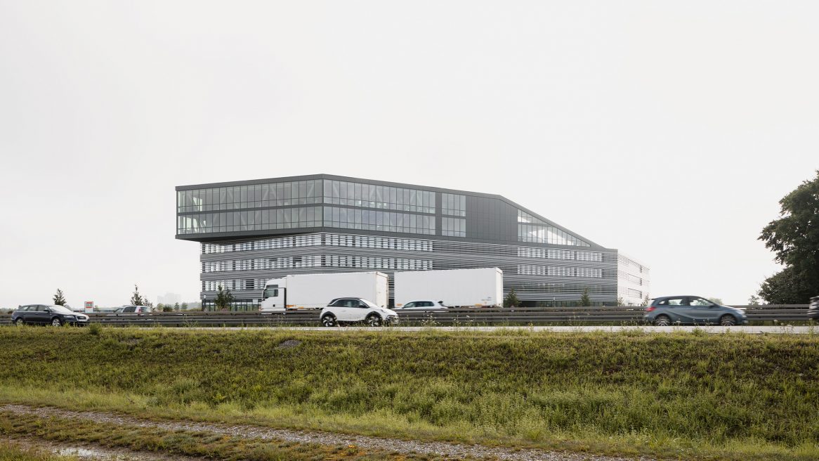 Blick auf die Autobahn und die Fassade des Verwaltungsgebäudes für die Leitwerk GmbH in Augsburg.