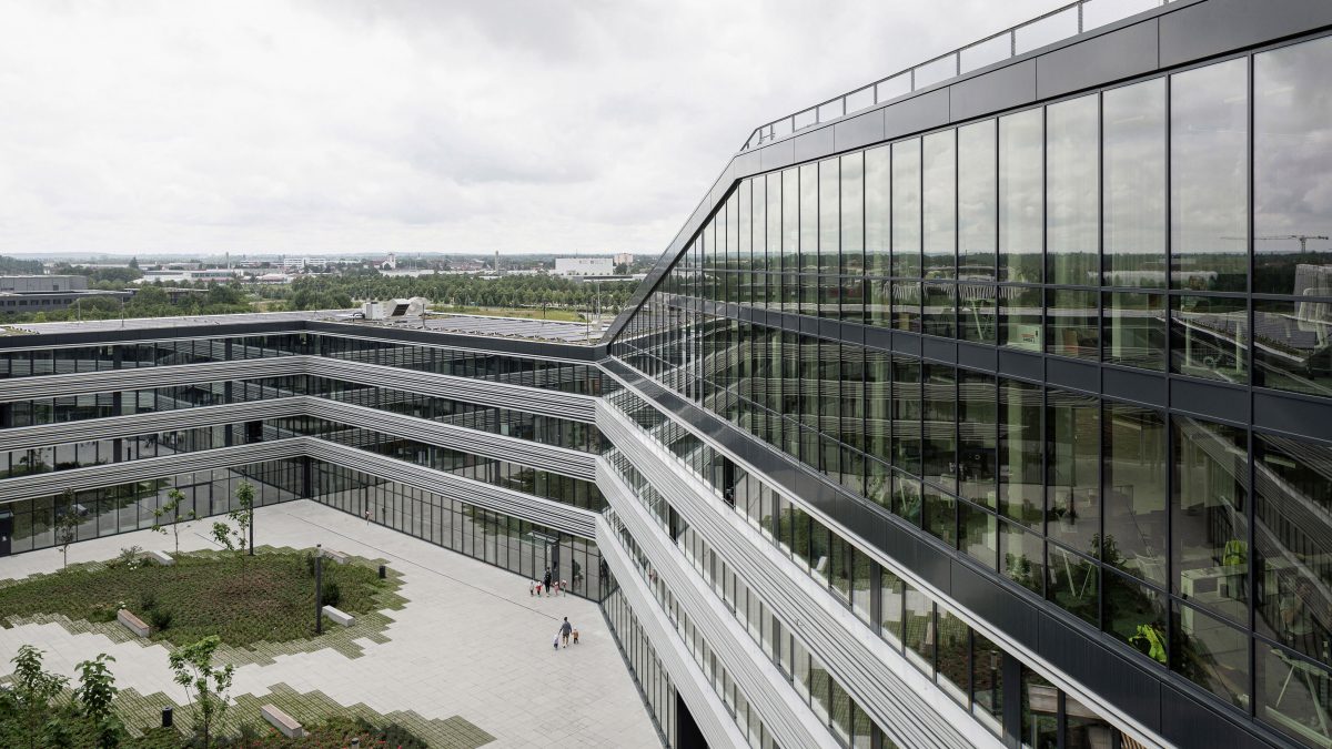 Blick von der fünften Etage in den Innenhof des Verwaltungsgebäudes für die Leitwerk GmbH in Augsburg.