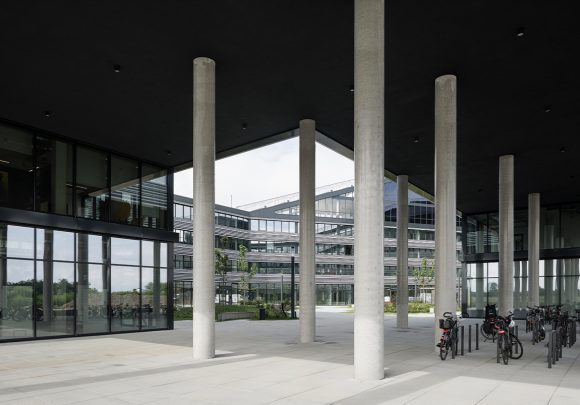 Blick in den Innenhof des Verwaltungsgebäudes für die Leitwerk GmbH in Augsburg.