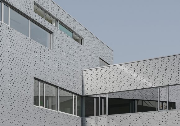Fassadendetail der Lochblechfassade der Halle 16 der technischen Hochschule Wildau.