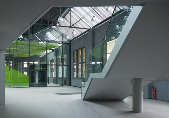 Foyer und Haupttreppe des Hörsaalzentrums, Halle 17, der Technischen Hochschule Wildau.